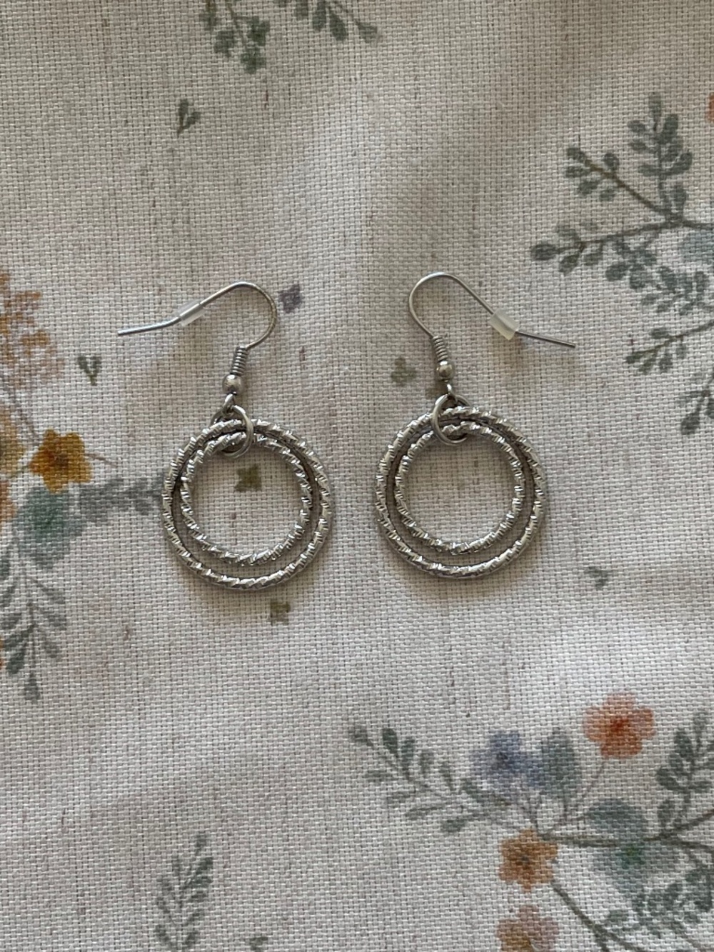 NWOT Reitmans Textured Silver Drop Earrings Interlocking Circular Hoops - Picture 2 of 4